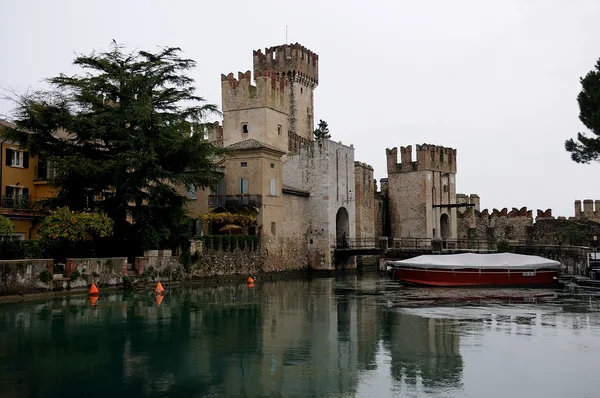 Hrad Scaligero v Sirmione pri jazere Garda