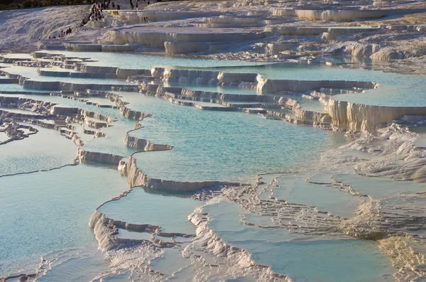 Travertínové terasy v Pamukkale s tyrkysovými jazierkami